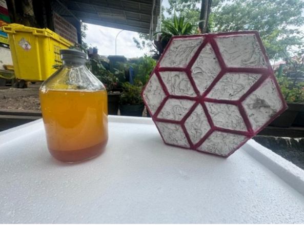 Foto hasil daur ulang botol infus paving block dan bahan bakar minyak