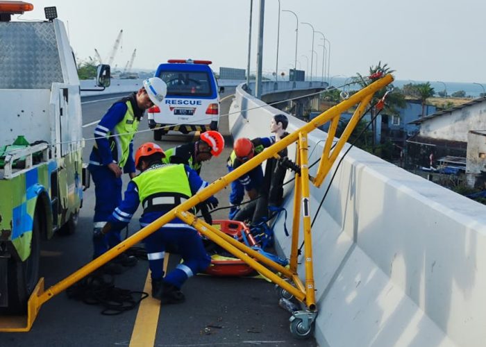 PERCEPATAN PENYELAMATAN BEDA ELEVASI MENGGUNAKAN SISTEM VERTICAL DWA PORTABLE & RESPONSE PACT
